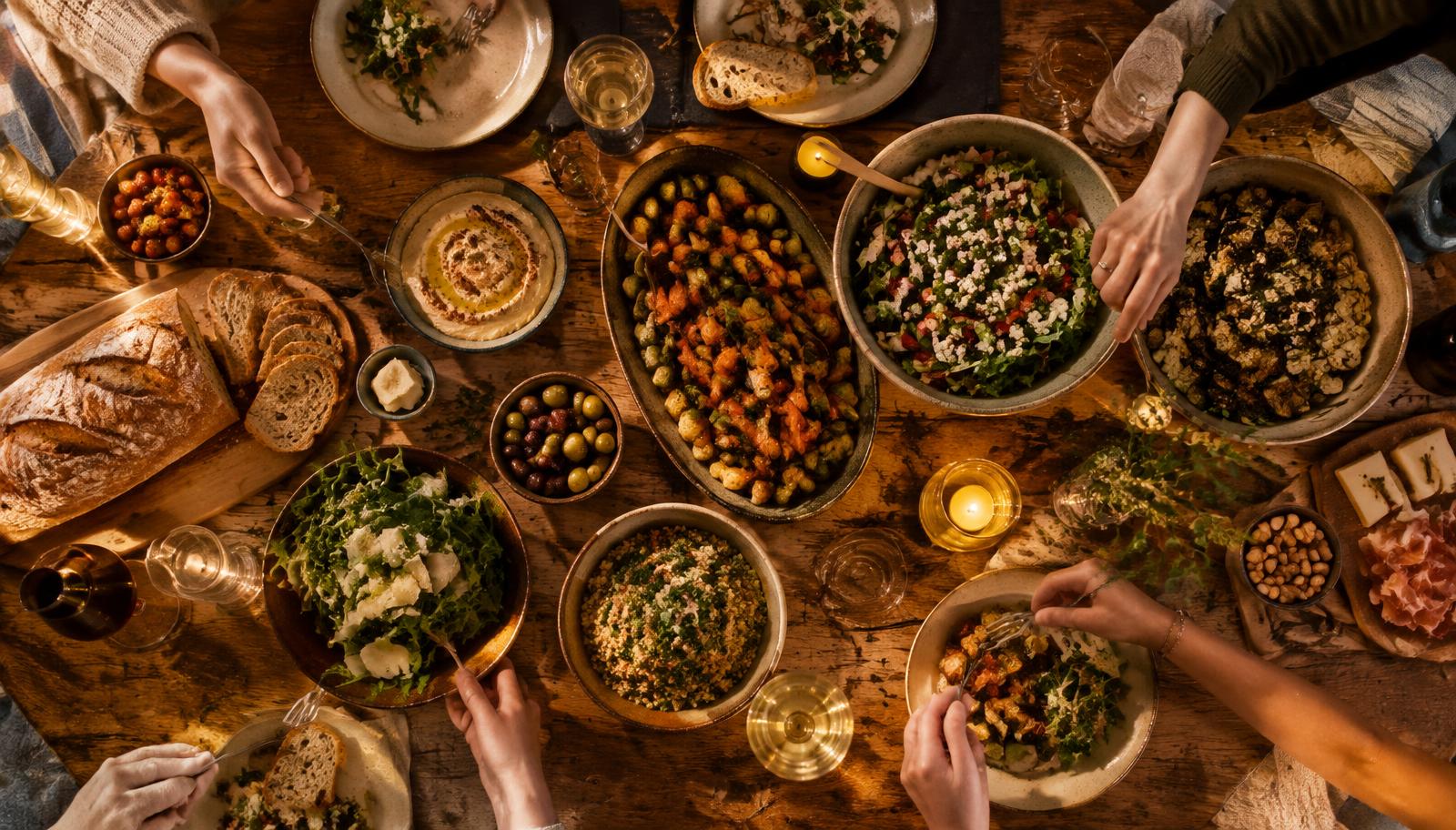 Volle tafel met huisgemaakte gerechten